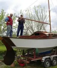 Deliziosa barca a vela in legno di mogano