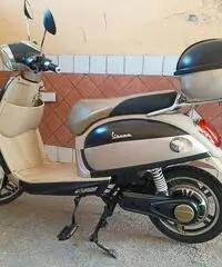 scooter elettrico da vetrina vedi foto bel modello vespa