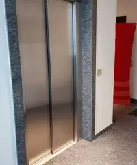 Ufficio in complesso condominiale con posto auto e