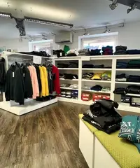 Ampia attività commerciale fronte strada