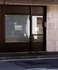 NEGOZIO CON MAGAZZINO SU STRADA PRINCIPALE