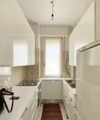 STANZA SINGOLA in AMPIO APPARTAMENTO- BANDE NERE M