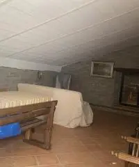 Rustico con accessori e terreno 9 ha