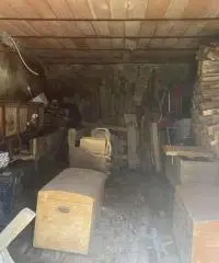 Rustico con accessori e terreno 9 ha