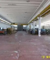 Capannone industriale con piazzale esterno