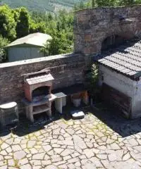 Casale in sassi risalente al 1500 con giardino