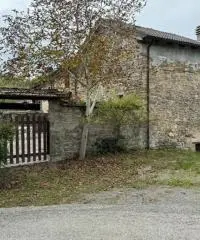 Casale in sassi risalente al 1500 con giardino