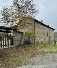 Casale in sassi risalente al 1500 con giardino