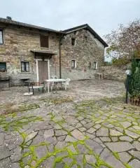 Casale in sassi risalente al 1500 con giardino