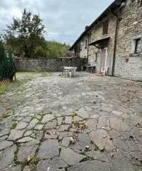 Casale in sassi risalente al 1500 con giardino