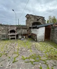 Casale in sassi risalente al 1500 con giardino