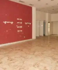 Ampio locale commerciale in via Kennedy