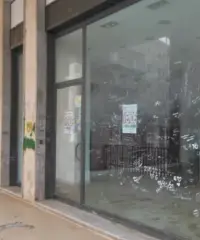 Ampio locale commerciale in via Kennedy