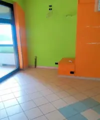 Fondo commerciale C/1 con insegna . 75.000