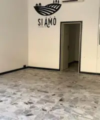 Negozio fronte strada con vetrina