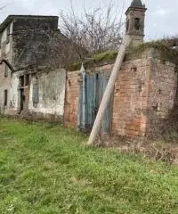 Rustico indipendente con stalla antica e giardino a Fontevivo