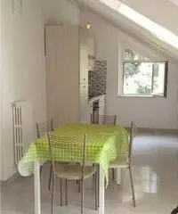 Appartamento mansardato vicino mare e stazione