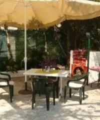 Villetta immersa nel verde a due passi dal mare