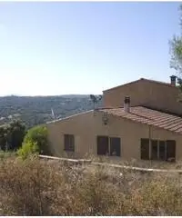 Casa indipendente 220 mq con 3 ettari di terreno