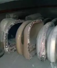 GIACENZE di lavabi, bidets, waters, vasche e piatti doccia colorati