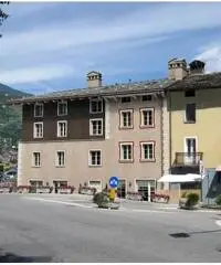 Appartamenti e negozio zona Arco d'Augusto