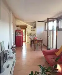 Mansarda trilocale con giardino e posto auto