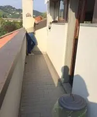 Mansarda trilocale con giardino e posto auto