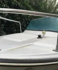 Scafo 6 m con motore e carrello. Ottime condizioni.