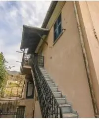 Genova Certosa vendesi appartamento di 60 mq, con due camere da letto, ingresso indipendente e bel b