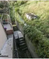 Genova Certosa vendesi appartamento di 60 mq, con due camere da letto, ingresso indipendente e bel b