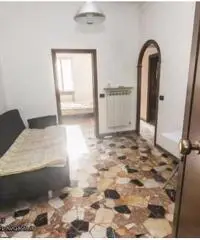 Genova Certosa vendesi appartamento di 60 mq, con due camere da letto, ingresso indipendente e bel b