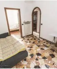 Genova Certosa vendesi appartamento di 60 mq, con due camere da letto, ingresso indipendente e bel b