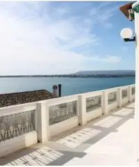 SIRACUSA, ORTIGIA, VENDESI SIGNORILE ATTICO CON SUPERLATIVA VISTA MARE