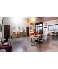 Ampio Laboratorio con tre vetrine su strada