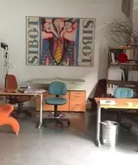 Ampio Laboratorio con tre vetrine su strada