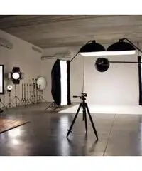 Ampio Laboratorio con tre vetrine su strada