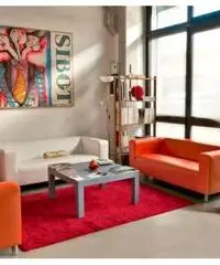 Ampio Laboratorio con tre vetrine su strada