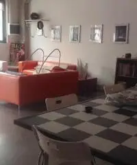 Ampio Laboratorio con tre vetrine su strada