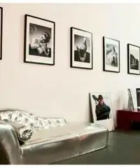 Ampio Laboratorio con tre vetrine su strada