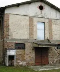 Commerciale in vendita a Tizzano Val Parma