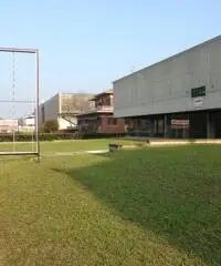 LOCALE COMMERCIALE DI 1300 MQ E AMPIA AREA PARCHEGGIO