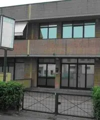 Capannone commerciale in vendita a Pontedera 300 mq Rif: 350269