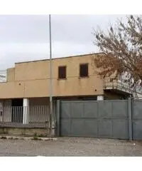 Villa Adriana: Vendita Capannone in via Lago Di Bolsena