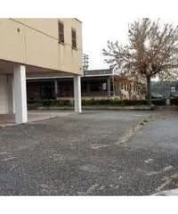 Villa Adriana: Vendita Capannone in via Lago Di Bolsena