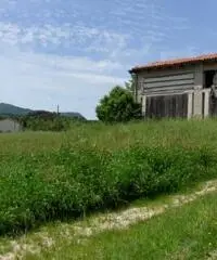 VENDESI MAGAZZINO DI MQ. 200