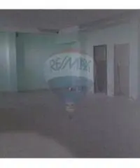 Ampio deposito con 700 mq di spazio esterno