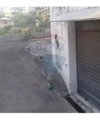 Ampio deposito con 700 mq di spazio esterno