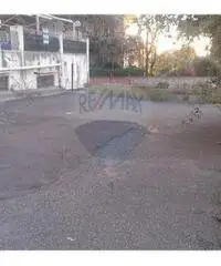 Deposito 200 mq con 800 mq di spazio esterno