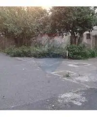 Deposito con più locali in strada di passaggio