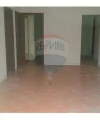 Deposito con più locali in strada di passaggio